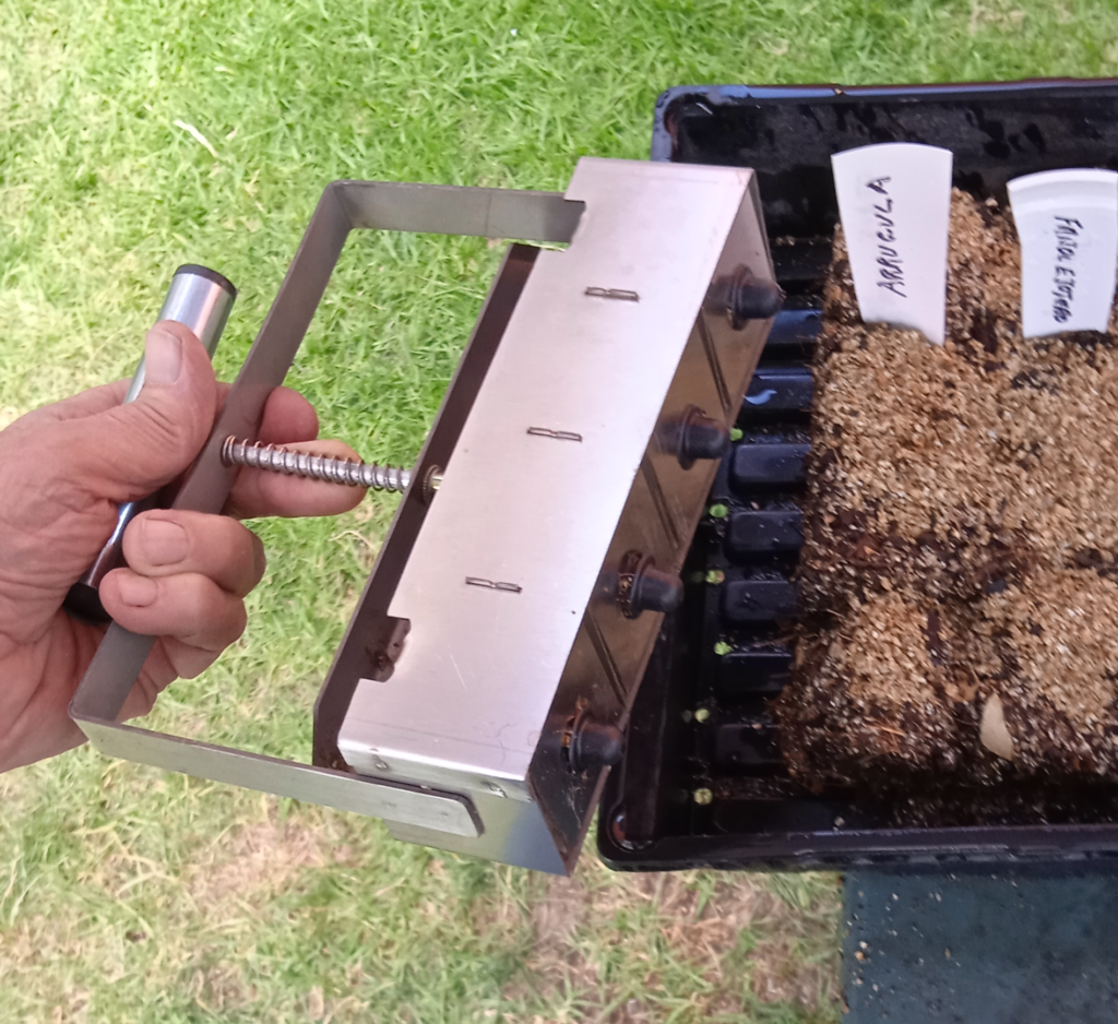 soil blocking tool